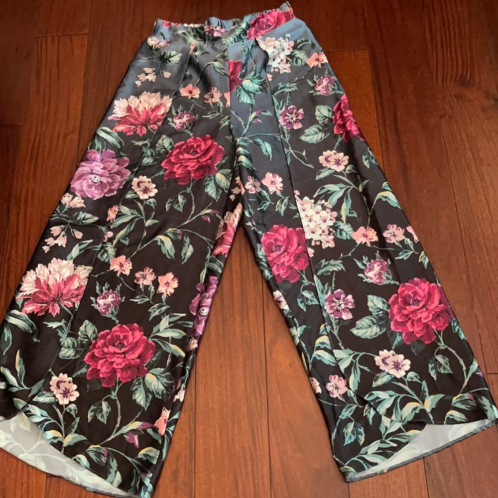 VICTORIA SECRET . Size XS / XP. Color floral black  red $ green. Never been wore